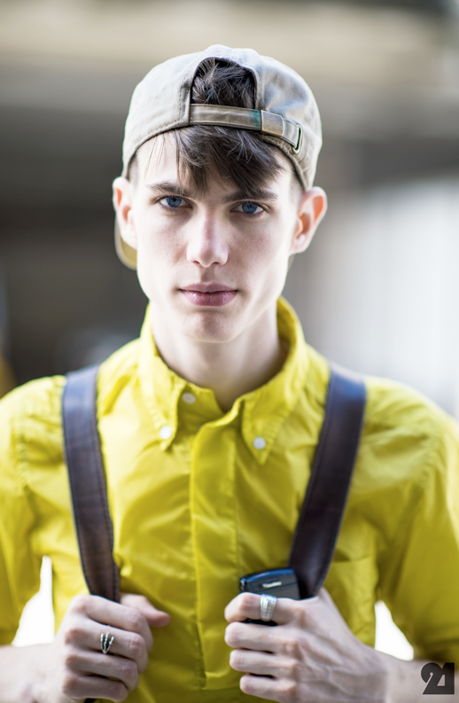 GARCON MENS STYLE FASHION BLOG STREET STYLE BACKWARDS BASEBALL CAP CHARTREUSE COLLARED BUTTON UP SHIRT BACKPACK SILVER RINGS VIA 21EME ARRONDISSEMENT