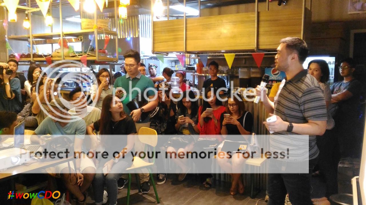 Bloggers posts real time updates as Henrik Yu, BQFC President, welcomes the crowd to the newly opened Boy Zugba.